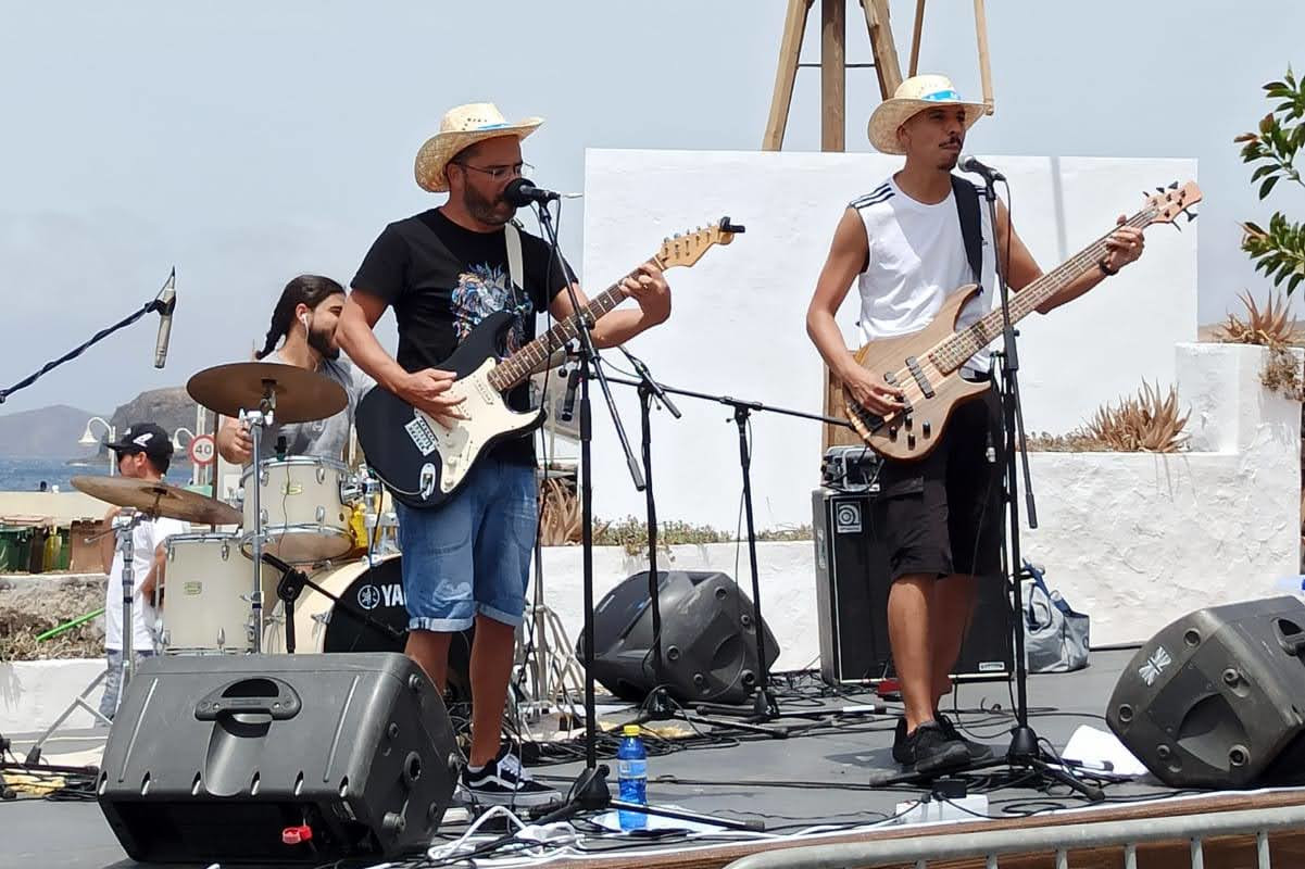 Banda Cosalinda en acción